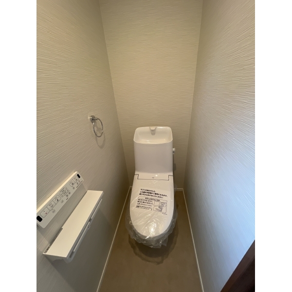 神戸市兵庫区神田町 【2階トイレ】各階、毎日を快適に過ごすことのできる温水洗浄便座です