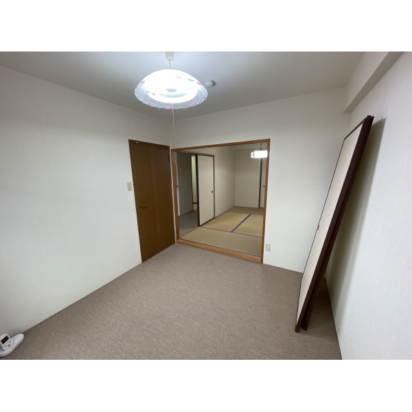 ユニライフ新田辺 洋室約5.0畳、和室約6畳
