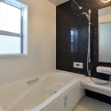 藤沢市西俣野 窓があり明るく、開放感のある浴室です。