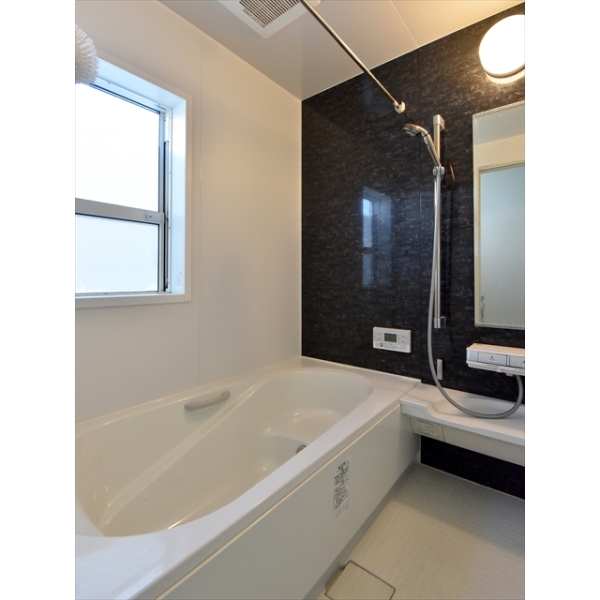 藤沢市西俣野 窓があり明るく、開放感のある浴室です。