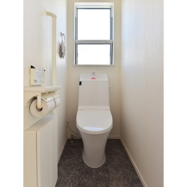 藤沢市西俣野 2階お手洗いには窓があり、清潔感があります※家具・調度品は価格に含まれません。