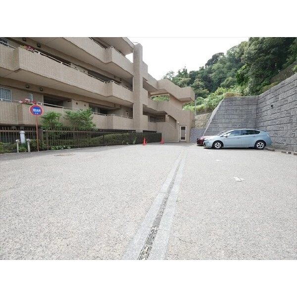 東急ドエル・逗子披露山シーサイドコート 駐車スペース