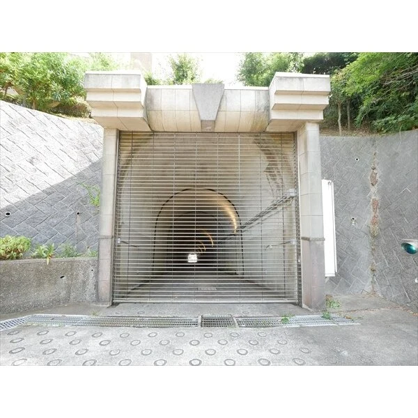 東急ドエル・逗子披露山シーサイドコート 専用車両トンネル