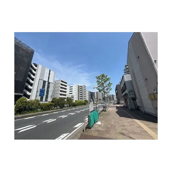 神奈川県横浜市神奈川区子安通1丁目 前面は国道15号線となります。