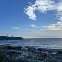 グランシティ湘南海岸マリナージュスクエア 開放的なエントランスから湘南を象徴する江ノ島を望みます。
