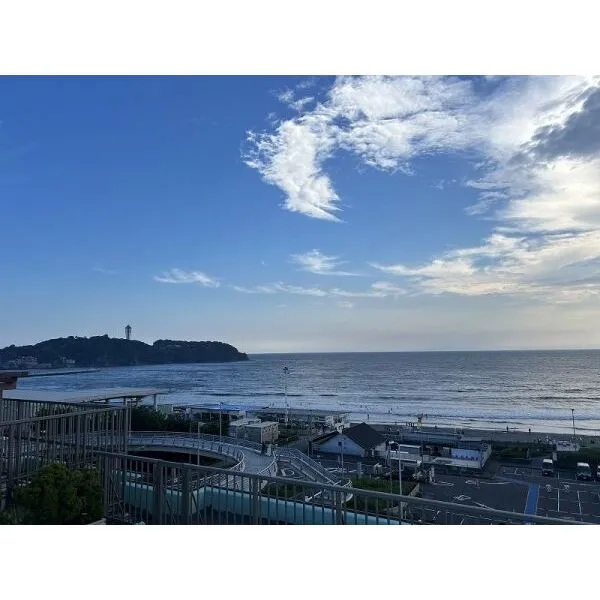 グランシティ湘南海岸マリナージュスクエア 開放的なエントランスから湘南を象徴する江ノ島を望みます。