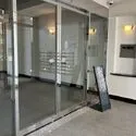 ラ・シェーナ平塚パークテラス ガラス面を多く採用した開放感のある共用空間