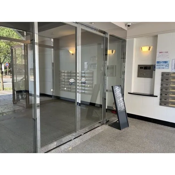 ラ・シェーナ平塚パークテラス ガラス面を多く採用した開放感のある共用空間
