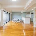 ライオンズマンション乃木坂 開放感あふれる明るいLDK、会話が弾むカウンターキッチンも魅力です