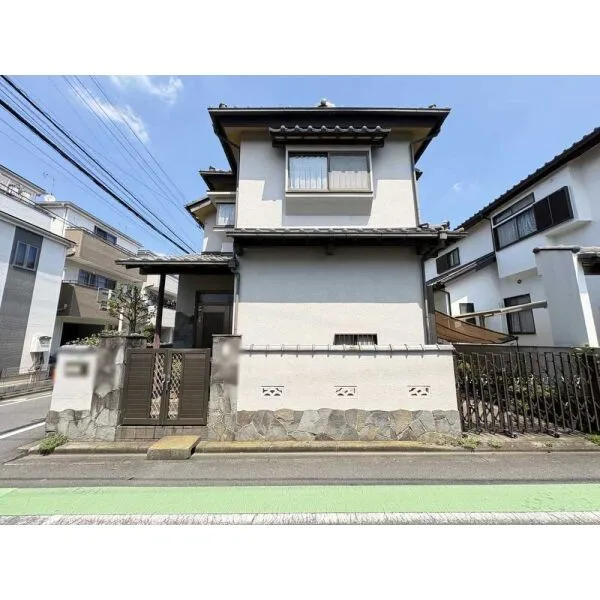 新座市栄4丁目 現地(古家あり):北西角地の古屋付き土地です(撮影年月:2026年07月)