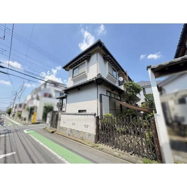 新座市栄4丁目 現地(古家あり):北西角地の古屋付き土地です(撮影年月:2026年07月)