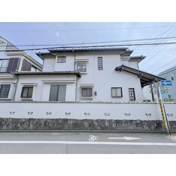 新座市栄4丁目 現地(古家あり):北西角地の古屋付き土地です(撮影年月:2026年07月)