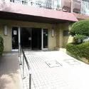 ライオンズマンション調布Ｂ棟 車いすの方もお使いいただけるスロープ付きのエントランス