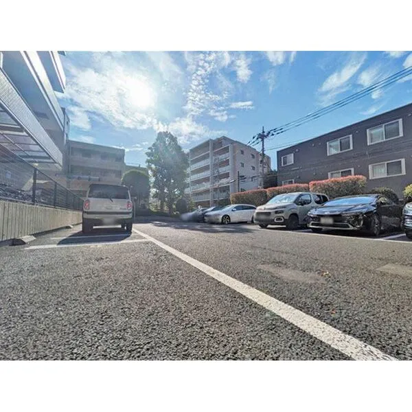ライオンズガーデン富士見台 敷地内に平面駐車場があります。空き状況は担当大矢までお問合せください。