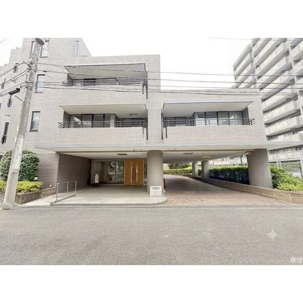 元住吉リリエンハイム エントランス　商店街から少し奥に入った閑静な立地　※この画像は一部CG加工をしています。
