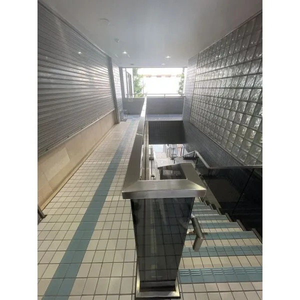ライオンズステーションプラザ磯子 階段