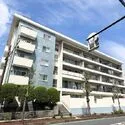 江ノ島マンション エントランスは道路面より高い位置にあり、プライバシーに配慮された構造です。