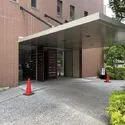 グローリオ志村ハウス ゆったりと弧を描くアプローチをもった車寄せのあるマンションエントランス