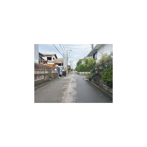 藤沢市片瀬山４丁目 前面道路（２０２６年９月撮影）