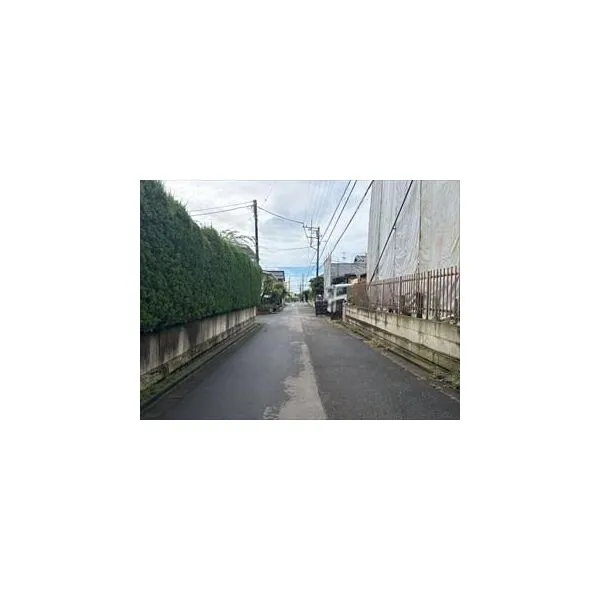 藤沢市片瀬山４丁目 前面道路（２０２６年９月撮影）