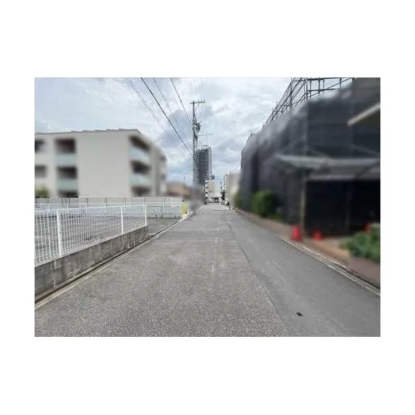 名古屋市昭和区萩原町４丁目 前面道路（西から）