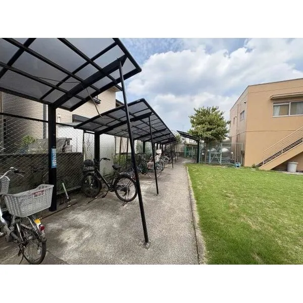 瀬谷ハイツC 屋根付き駐輪場（72台収容可能）