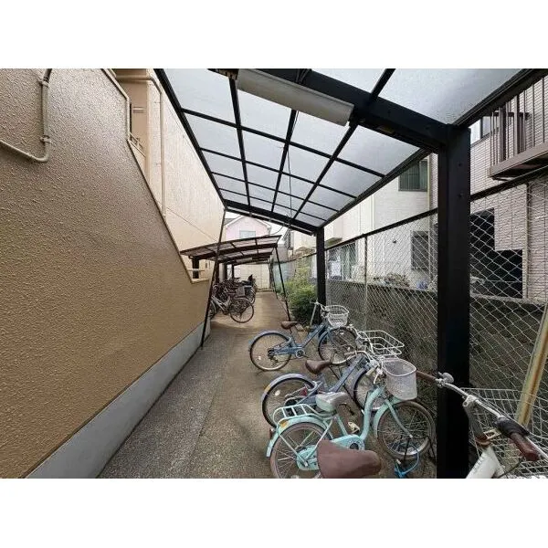 瀬谷ハイツC 屋根付き駐輪場(72台収容可能)