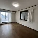 相模原市中央区上溝 ２階洋室約６帖。南東、南西に窓があり、朝から夕方まで陽が入る明るい洋室です。