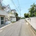 世田谷区上祖師谷７丁目 【現地前面道路２０２５年７月撮影】