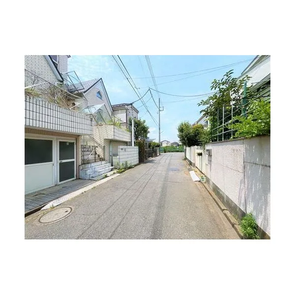 世田谷区上祖師谷7丁目 【現地前面道路2025年7月撮影】