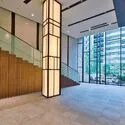 プラウドシティ大田六郷フォレスト街区棟 エントランス：層吹き抜けの空間にブラウンを基調としたデザインです