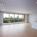 プラウド大阪城 キッチンは対面仕様で吊戸棚がないため、視界が広がります。調理中もLD全体と、外の景色を見渡せます。