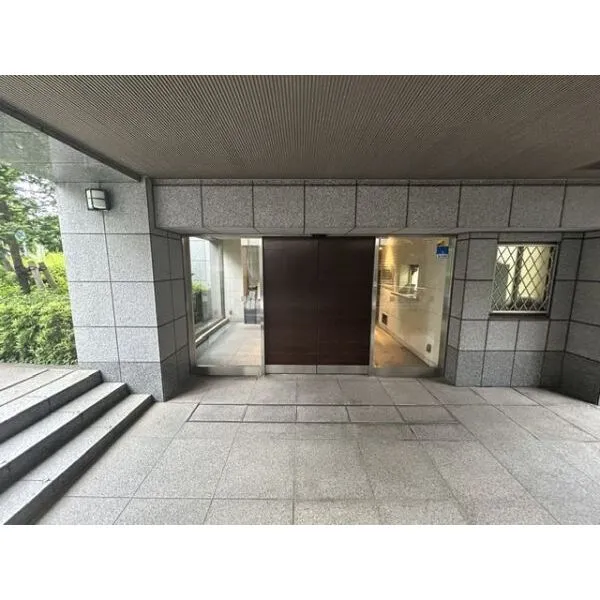 ライオンズヒルズ横濱寺尾 マンション出入口
