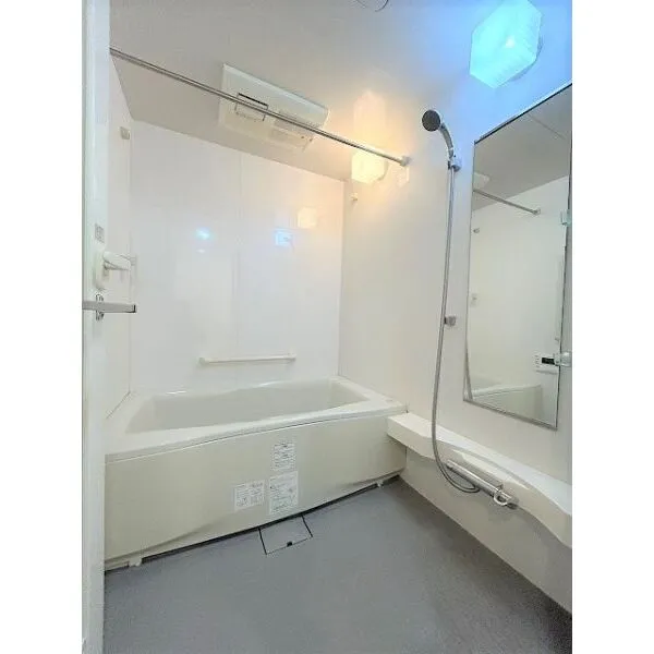 ルネコンフォートレジデンス 1418サイズのゆったりとした浴室は、換気乾燥暖房機能付き