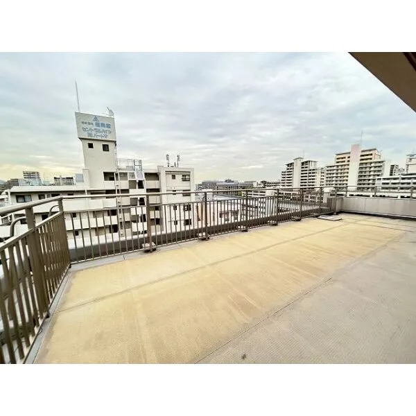 ワコーレ灘ヴァリス ルーフバルコニー面積:33.55m2。ごゆっくりお寛ぎください♪