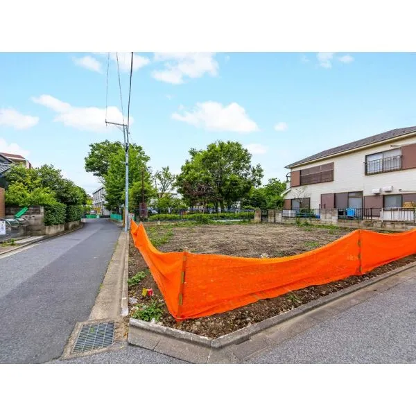 足立区伊興４丁目 現地：全２区画　手前：１区画　奥：２区画(撮影年月：2026年06月)