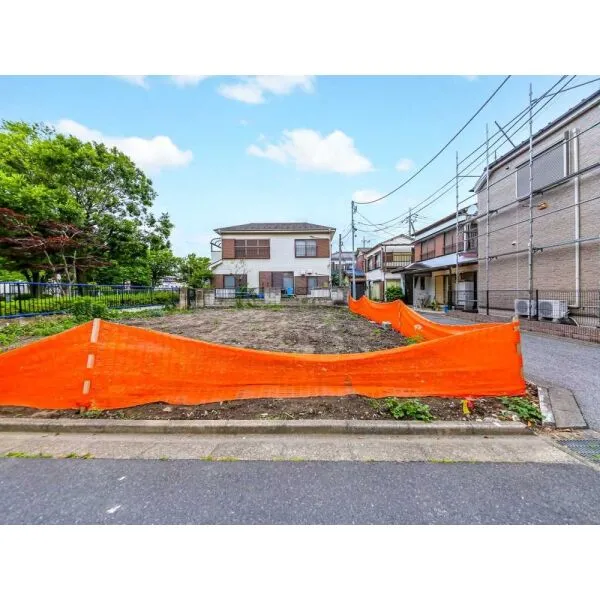 足立区伊興４丁目 現地：全２区画　右：１区画　左：２区画(撮影年月：2026年06月)
