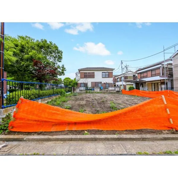 足立区伊興４丁目 現地：全２区画　左：２区画　右：１区画(撮影年月：2026年06月)