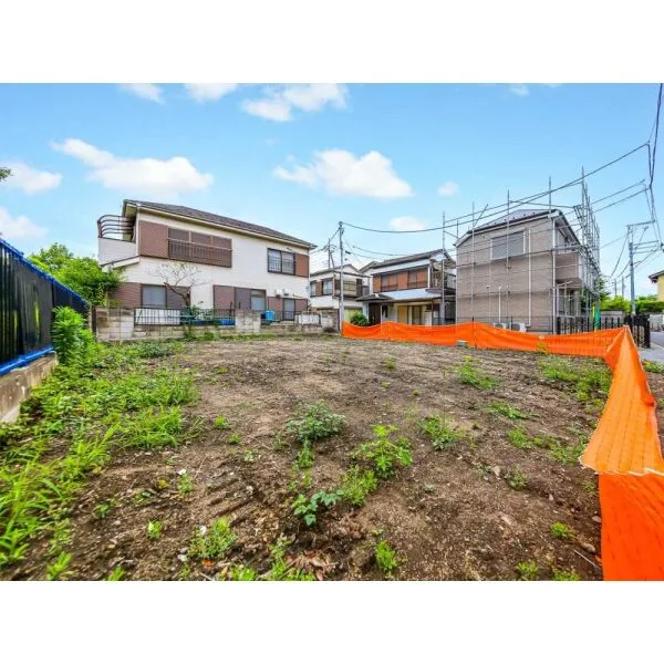 足立区伊興４丁目 現地：全２区画　手前：２区画　奥：１区画(撮影年月：2026年06月)