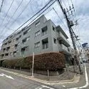 ガーデンホーム戸越銀座 戸越銀座商店街より1本入った閑静な住宅地に立地、戸越銀座駅より徒歩約2分