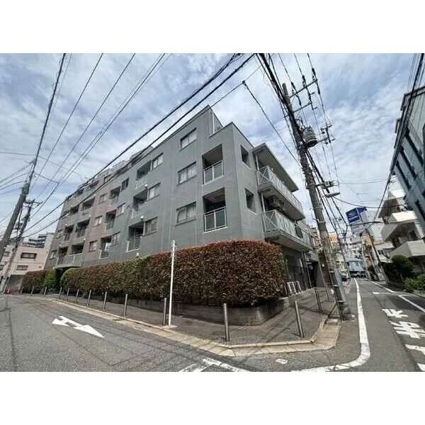 ガーデンホーム戸越銀座 戸越銀座商店街より1本入った閑静な住宅地に立地、戸越銀座駅より徒歩約2分