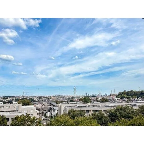 アトラスシアンズ東戸塚 洋室側の眺望。三面バルコニーで陽当たり・通風・眺望良好。