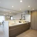 ライオンズマンション江坂町 リビングの様子を見ながら家事ができる対面式キッチンを採用。脱衣室からも出入り可能。