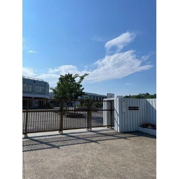 西葛西パーク・ホームズ 区立清新第一中学校(中学校)まで約650m(徒歩9分)