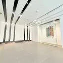 グランドコンシェルジュ新御徒町アジールコート 白と黒を基調とした洗練されたデザインが高級感を演出。広々とした空間と明るい照明で開放感があります。