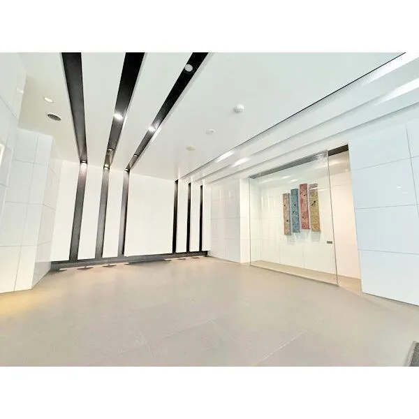 グランドコンシェルジュ新御徒町アジールコート 白と黒を基調とした洗練されたデザインが高級感を演出。広々とした空間と明るい照明で開放感があります。