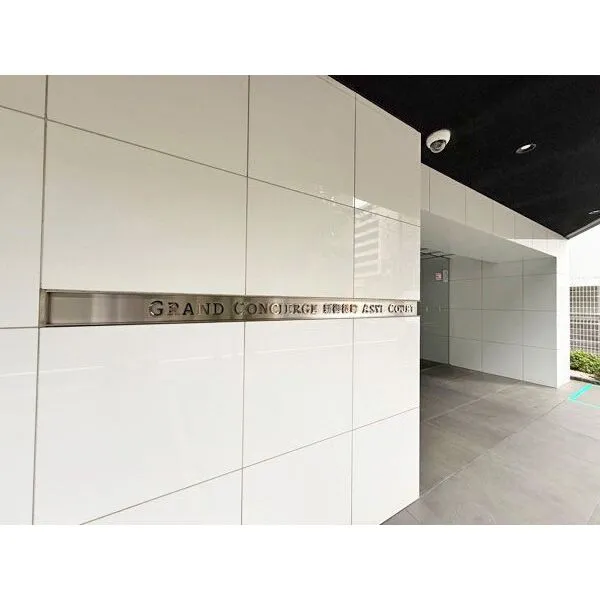 グランドコンシェルジュ新御徒町アジールコート 白を基調とした洗練された外観が上質な印象を演出。都営大江戸線「新御徒町」駅徒歩2分の好立地