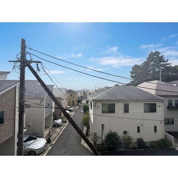 ナイスビューステージ横濱鶴見 【バルコニーからの眺望】前面に遮るものがなく、開放的な空と静かな街並みが広がる気持ちの良い眺望・・・