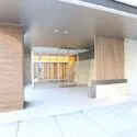 ドレッセタワー武蔵小杉 重厚感ある石積みのエントランス。