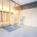 ドレッセタワー武蔵小杉 風除室にはTVモニター付オートロックを採用。事前に来訪者を確認でき、防犯面にも配慮されています。